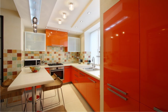 Muebles y electrodomésticos en la cocina en tonos naranjas