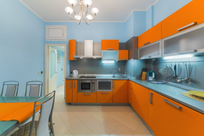 Interior de cocina en tonos naranja y azul