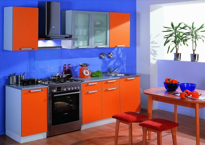 Interior de cocina en tonos naranja y azul