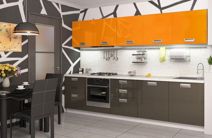 Papel pintado en tonos naranjas para el interior de la cocina