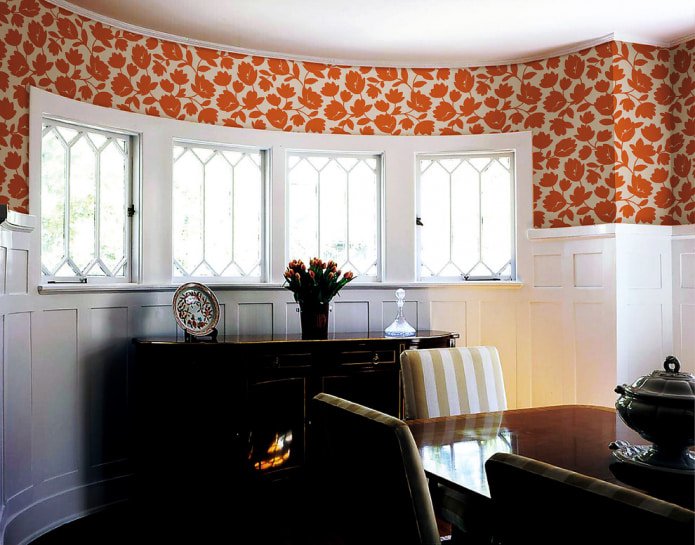 paneles de madera blancos y papel pintado con estampado vegetal rojo