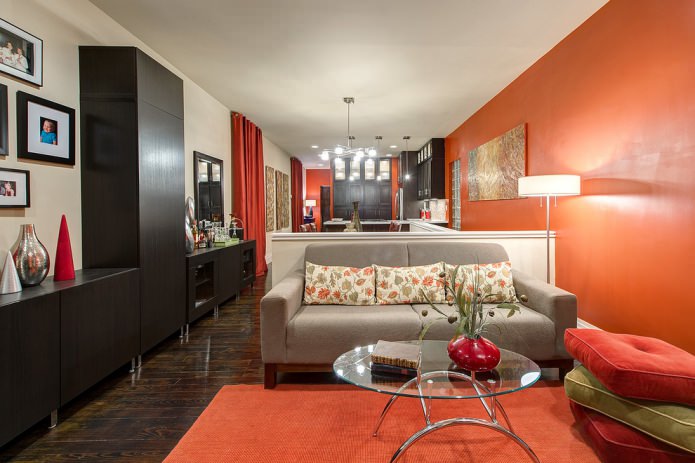 Estilo moderno en la sala de estar con una pared naranja