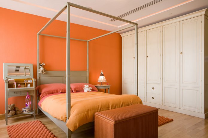 dormitorio con pared y textiles naranjas