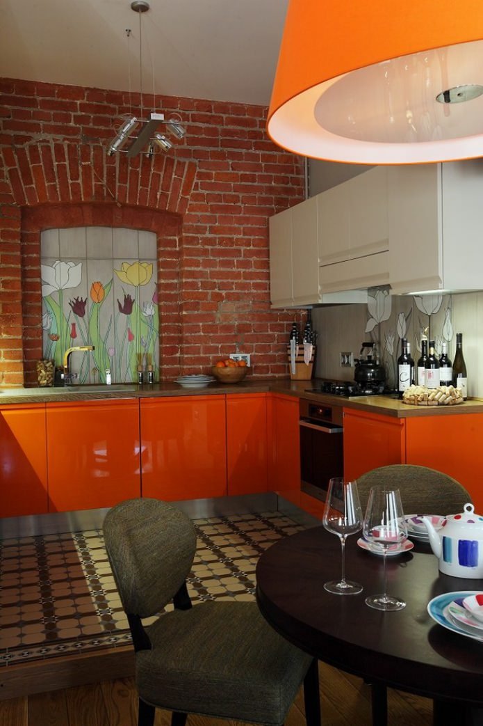 Interior de cocina tipo loft con muebles naranjas