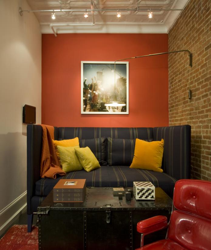 Interior de loft con pared de ladrillos