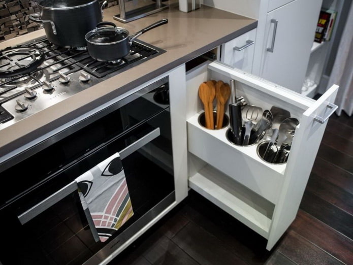 cocina con un diseño conveniente para guardar utensilios