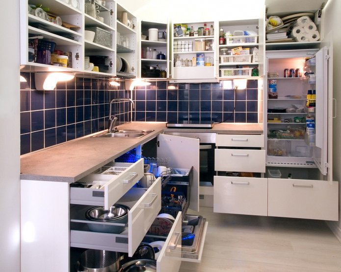 armarios abiertos en la cocina