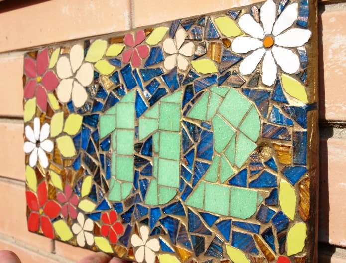 Letrero de dirección de mosaico