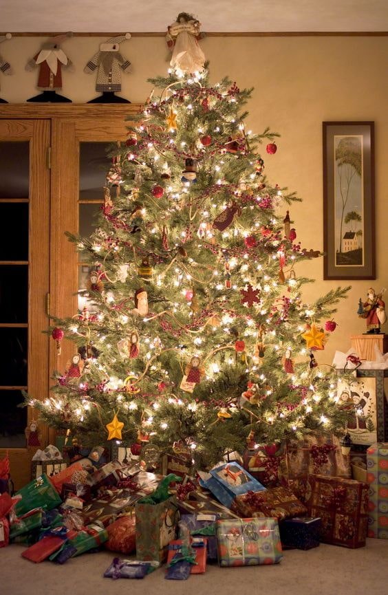 Guirnaldas en un árbol de Navidad