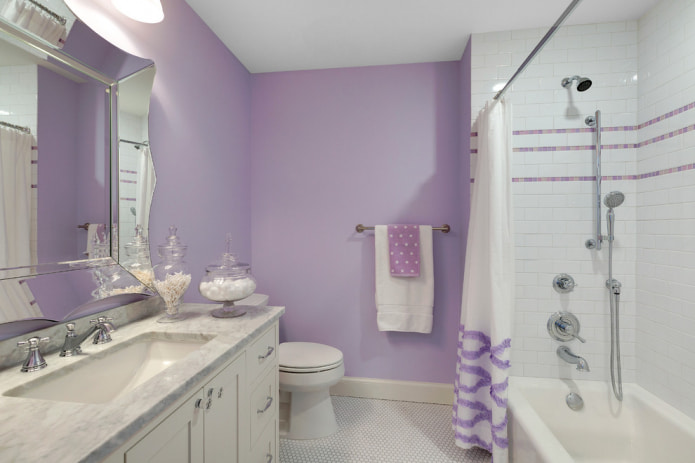 baño en blanco y lila