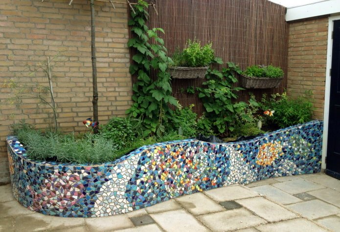 Decoración de parterres con azulejos rotos