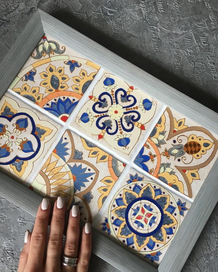 Azulejo pintado en un marco