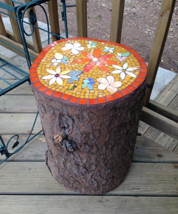 Mosaico sobre un tocón