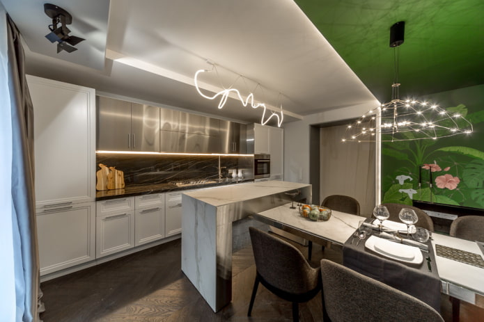 Techo tensado con iluminación por zonas en la cocina