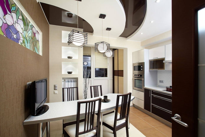 Iluminación de un techo tensado en el interior de una cocina pequeña