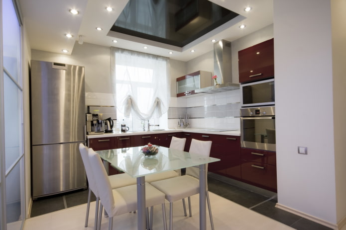 Iluminación de un techo tensado en el interior de una cocina pequeña