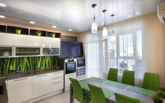 Iluminación de un techo tensado en el interior de una cocina pequeña