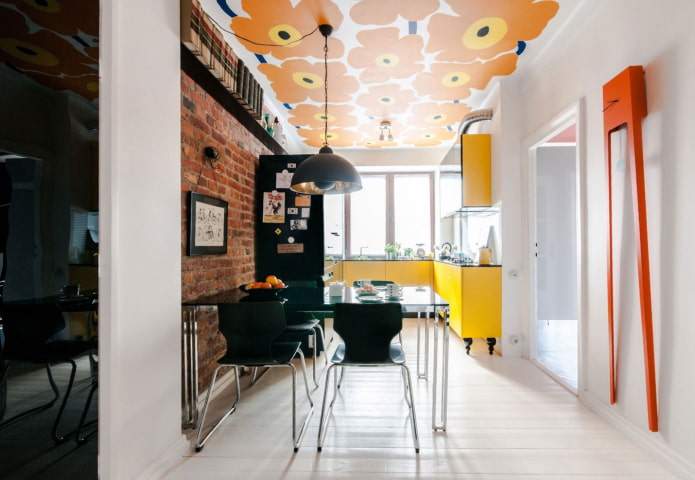Iluminación para un techo tensado en el interior de la cocina