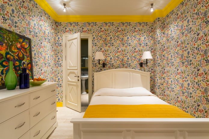 Dormitorio pequeño con apliques y focos