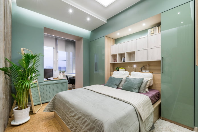 Iluminación de un dormitorio pequeño con balcón
