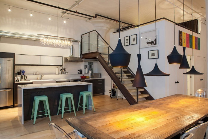 Lámparas colgantes de estilo loft sobre la mesa