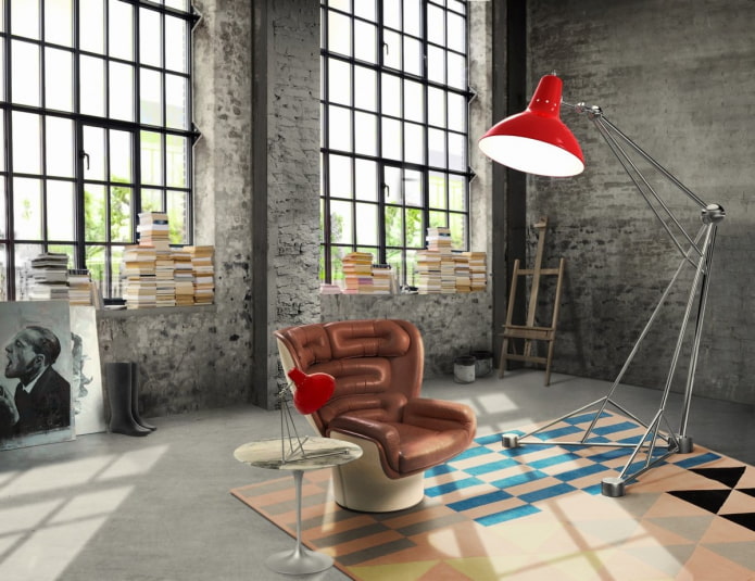 Lámpara de pie en un interior de estilo loft