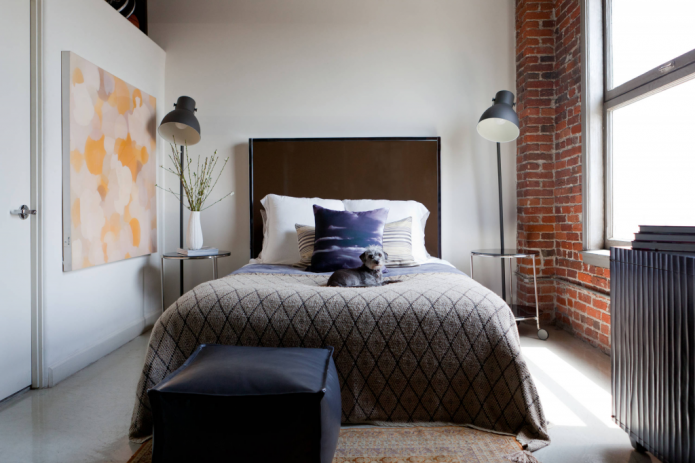 Lámparas de pie en un dormitorio de estilo loft