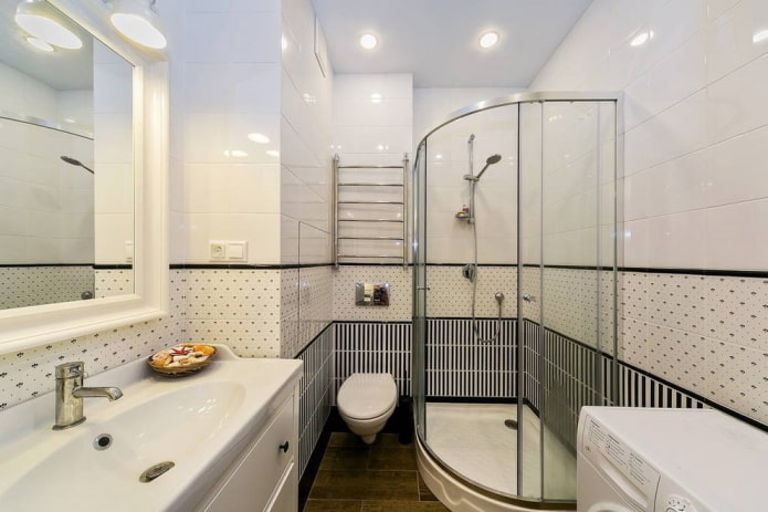 iluminación en el interior de un baño pequeño