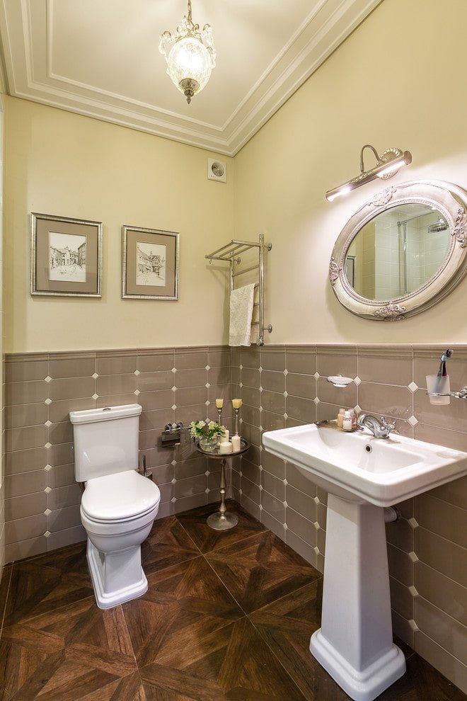 Iluminación principal en el interior del baño