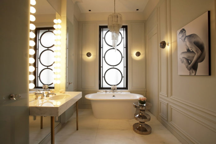 Iluminación decorativa en el interior del baño