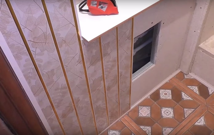 Instalación de paneles de plástico con pegamento