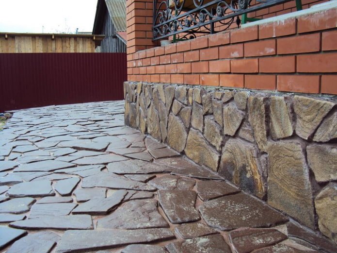 acabado de la base con piedra natural