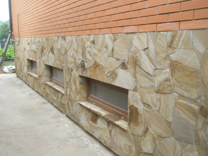Colocación de piedra natural en la fachada