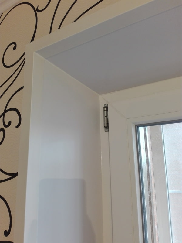 cómo decorar una pendiente de ventana con esquinas de plástico