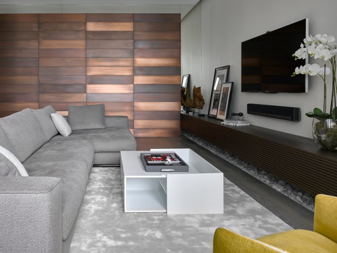 Sala de estar moderna con paneles de madera mate en una de las paredes