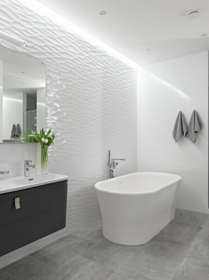 paneles de relieve blancos en el baño