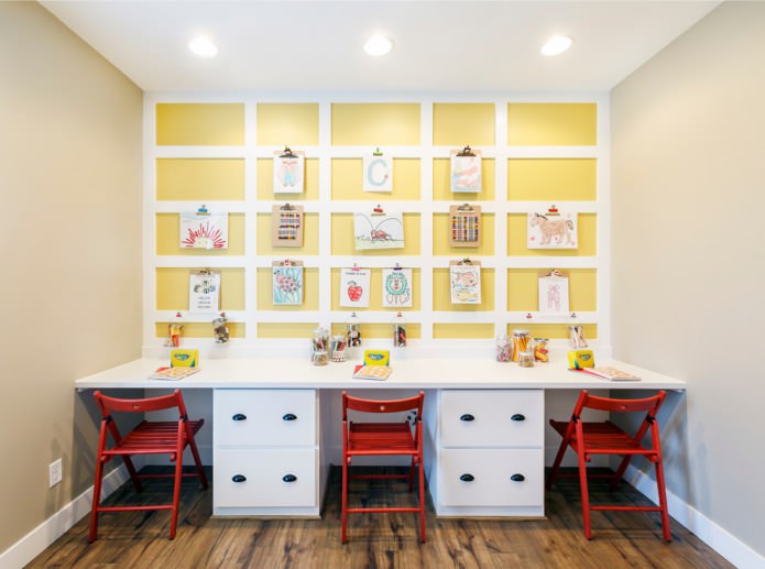 paneles junto al escritorio en la habitación infantil
