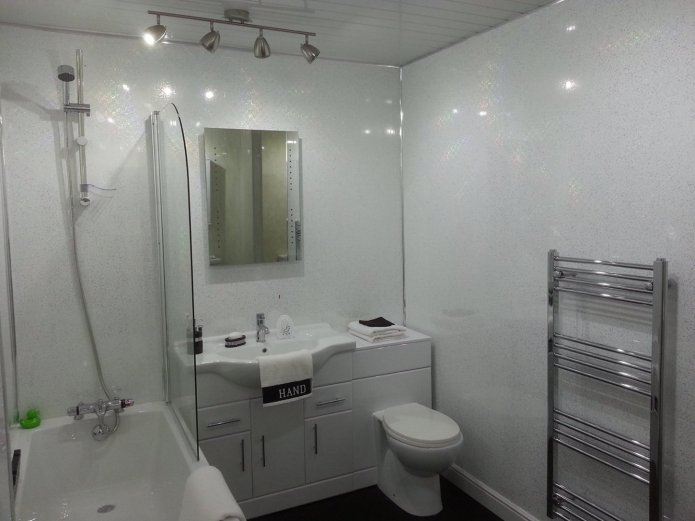 paneles de plástico en el baño