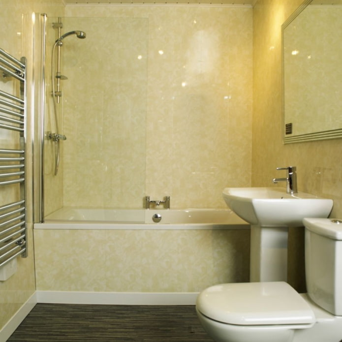 Paneles beige en el baño