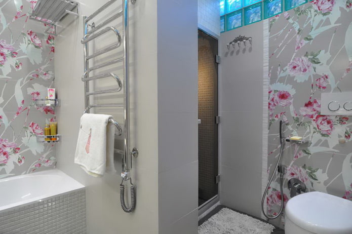 combinación de azulejos y paneles de PVC