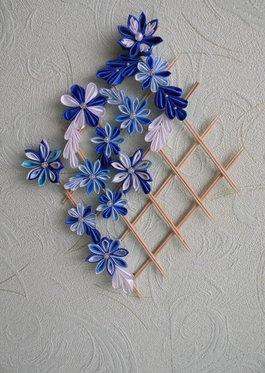 panel de pared hecho de kanzashi en el interior
