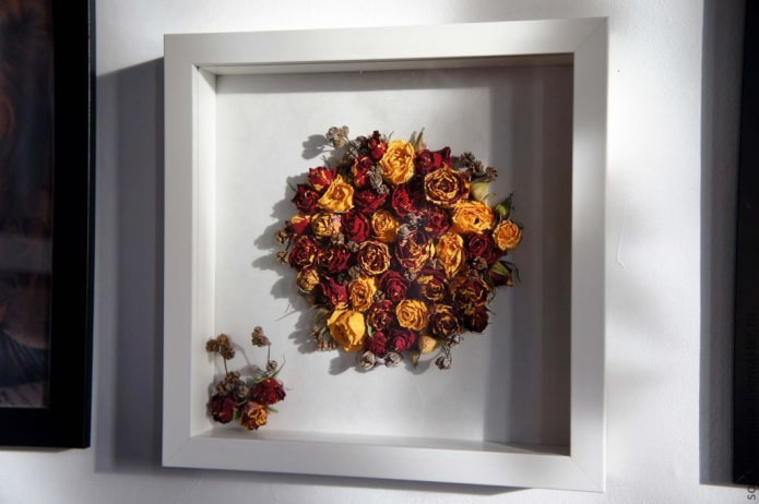 panel de flores en la pared del interior