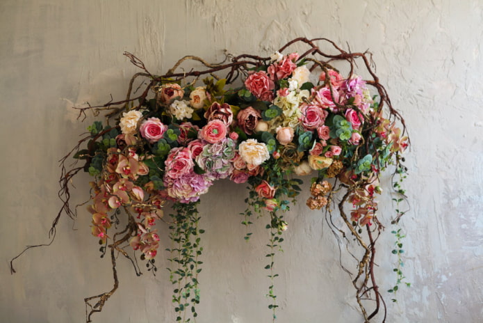 panel de flores en la pared del interior