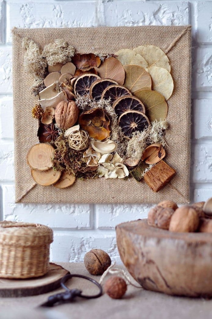 panel de productos alimenticios en la pared del interior