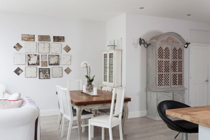 panel de pared en un interior de estilo shabby chic
