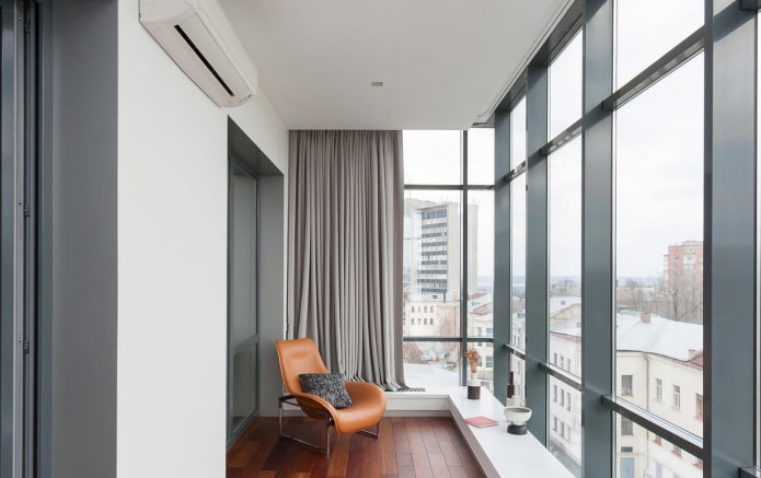 balcón espacioso con ventanas panorámicas