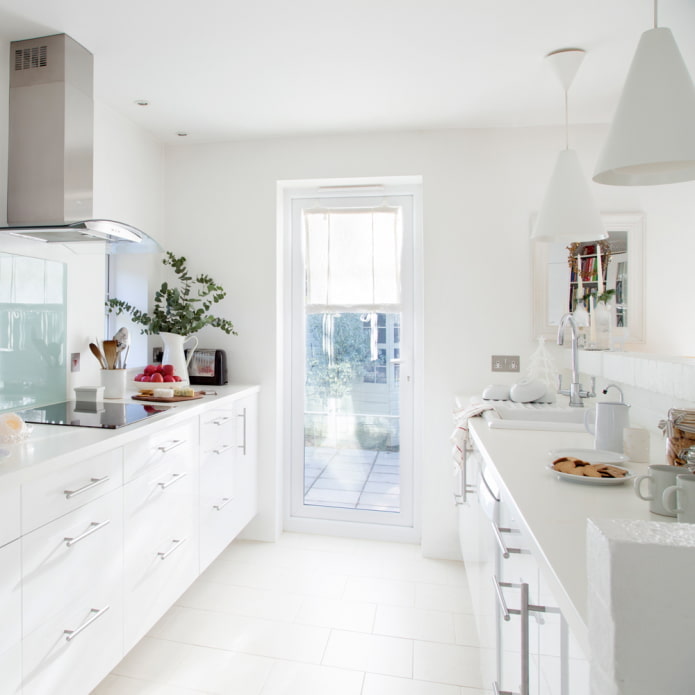 cocina estrecha blanca