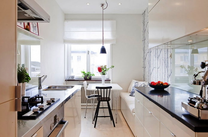 cocina de dos filas con comedor