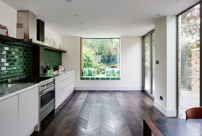 Parquet oscuro en la cocina