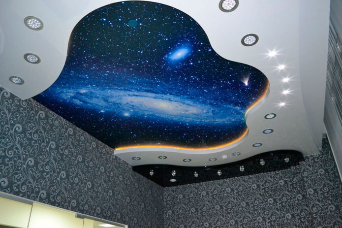 estructura de techo con la imagen de una galaxia